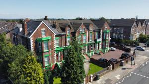una vista aerea di un gruppo di case in una città di Castle Lodge Guest House 86-88 Sheil Rd L6 3AF a Liverpool