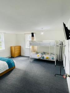 Bethel Apartments في ليدز: غرفة نوم بسريرين بطابقين وتلفزيون