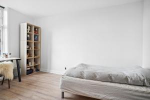 - une chambre avec un lit, un bureau et une table dans l'établissement Lejlighed i hjertet af Aalborg, à Aalborg