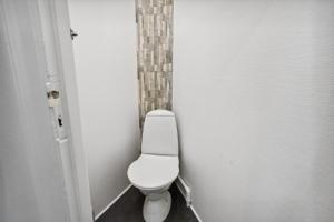 uma casa de banho com um WC branco num quarto em Lejlighed i hjertet af Aalborg em Aalborg