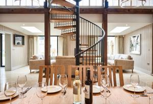The Clocktower في هيكسهام: طاولة عليها زجاجات النبيذ والاكواب