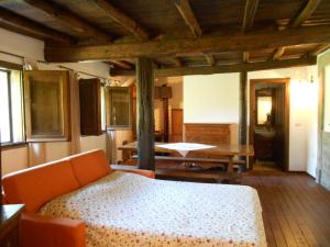 A bed or beds in a room at La Meridiana Strana