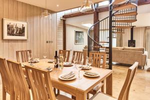 comedor con mesa de madera y sillas en The Carriage House en Hexham