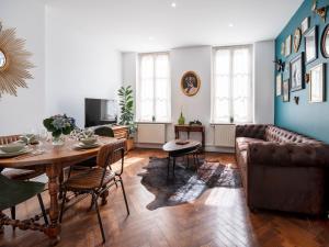 - un salon avec un canapé et une table dans l'établissement Bohemian Bakoua & Chesterfield Cottage, hyper-centre, à Metz