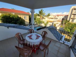 En balkon eller terrasse på MauriSoleil Villa Privée avec Piscine - Flic en Flac