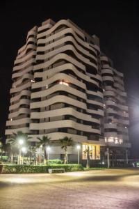 um grande edifício à noite com luzes à frente em Appartement Marina Casablanca em Casablanca