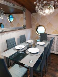 Restoranas ar kita vieta pavalgyti apgyvendinimo įstaigoje Titanic Boat