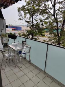 patio con mesa y sillas en el balcón en 巴塞之家, en Montcada i Reixac