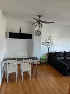 sala de estar con mesa y sofá en 巴塞之家, en Montcada i Reixac