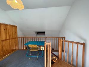 Habitación con mesa azul y silla en Appartement Oz en Oisans en Oz