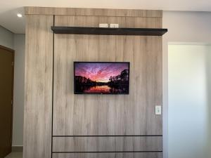 En tv och/eller ett underhållningssystem på Hotel Seven