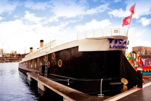 ein großes Schiff an einem Dock im Wasser angedockt in der Unterkunft Titanic Boat in Liverpool