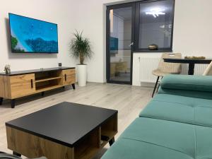 TV a/nebo společenská místnost v ubytování New Apartment Trivale Park