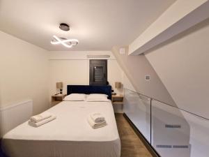 Un dormitorio con una cama grande y una escalera. en Volos Terra Deluxe Residences, en Volos
