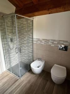 ein Bad mit einer Dusche, einem WC und einem Waschbecken in der Unterkunft My Home - Mini appartamento in mansarda in Santa Venerina