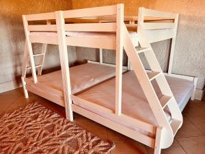 a pair of bunk beds sitting next to a wall at Alpaka-Ferienhaus Oenzlen in Wynigen