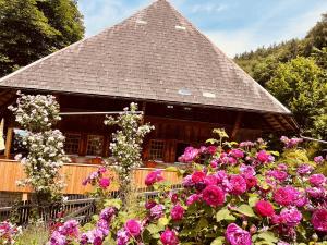 a building with a bunch of flowers in front of it at Alpaka-Ferienhaus Oenzlen in Wynigen