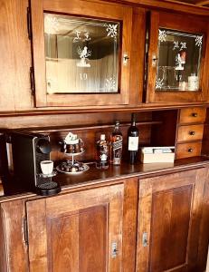 a kitchen with a counter with bottles of wine at Alpaka-Ferienhaus Oenzlen in Wynigen