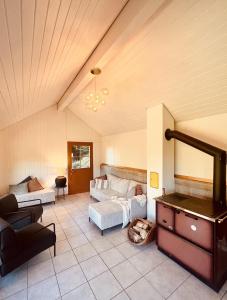 a large living room with a couch and a table at Alpaka-Ferienhaus Oenzlen in Wynigen