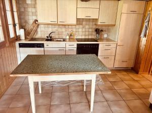 a kitchen with a table with a counter top at Alpaka-Ferienhaus Oenzlen in Wynigen