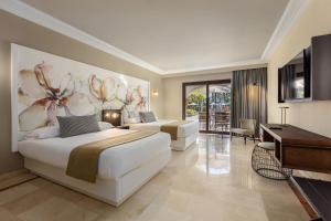 Кровать или кровати в номере Unique Club at Lopesan Costa Meloneras Resort +27 фотографий