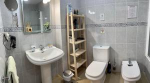 Kúpeľňa v ubytovaní Luxury residence near Puerto Marina