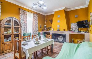 comedor con mesa y chimenea en Amazing Home In Setenil De Las Bodegas With Wifi, en Setenil