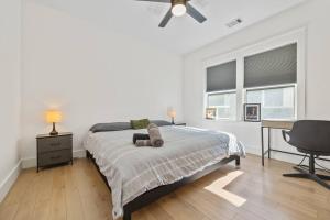 Een bed of bedden in een kamer bij Designer home: king beds, luxe bath+free parking!
