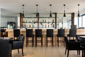 un bar en un restaurante con mesas y sillas en Atlantica Callisto, en Ayia Napa