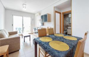 ein Wohnzimmer mit einem Tisch mit gelben Platten darauf in der Unterkunft Stunning Apartment In Oropesa Del Mar With House A Mountain View in El Borseral