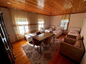 sala de estar con mesa y sofá en PARVIZ'S HOUSE, en Astara