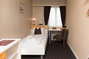 เตียงในห้องที่ Hotel Spinne Grindelwald