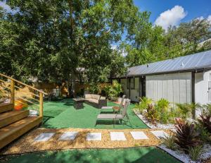 um quintal com um relvado verde e uma casa em Hydrangea Cottage Unit B em Saint Augustine