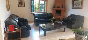 ein Wohnzimmer mit 2 Sofas und einem Couchtisch in der Unterkunft la Citronnelle in Oualidia
