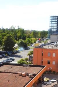 an aerial view of a parking lot with a building at Casa da Carlo in Pisa
