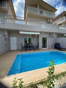 costa villa 내부 또는 인근 수영장
