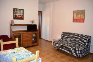uma sala de estar com um sofá e uma cadeira em Casa da Carlo em Pisa mais 6 fotografias