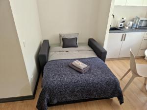 ein kleines Schlafzimmer mit einem Bett in einem Zimmer in der Unterkunft Cēsu apartamenti in Cēsis