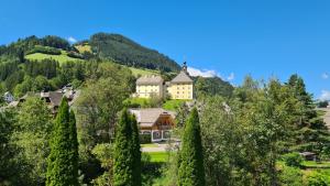 un castillo en la cima de una colina con árboles en Gasthof Leitner - Der Wirt an der Klamm, en Donnersbach