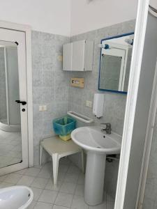 een badkamer met een wastafel en een spiegel bij Cav 1 Holiday beach in San Vincenzo