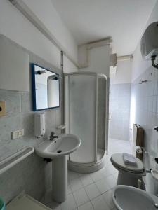 een badkamer met een douche, een wastafel en een toilet bij Cav 1 Holiday beach in San Vincenzo