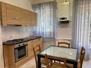 a kitchen with a table and a stove top oven at Cav 1 Holiday beach in San Vincenzo