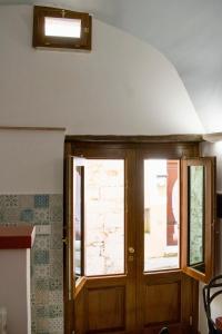 una camera con una porta e due finestre di San Martino [Old Town Apartment - Itri] a Itri