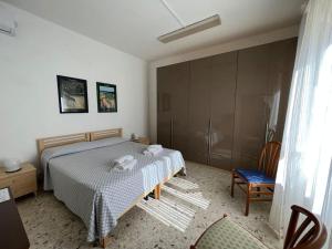 Un dormitorio con una cama y una mesa y sillas. en Cav 1 Holiday beach, en San Vincenzo