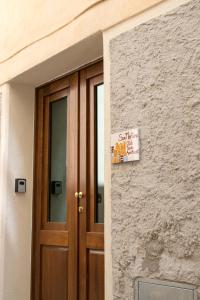 una porta per un edificio con un cartello sopra di San Martino [Old Town Apartment - Itri] a Itri
