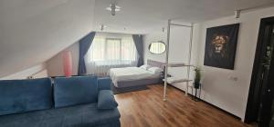 a living room with a couch and a bed at Pensiunea Relax in Curtea de Argeş