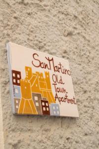 un cartello che dice: "Santiago Old Town apartment" di San Martino [Old Town Apartment - Itri] a Itri