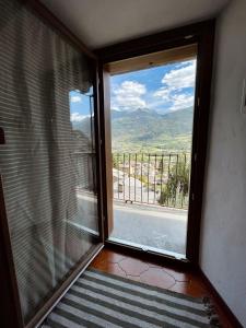 Zimmer mit einem großen Fenster mit Aussicht in der Unterkunft Maison Merlot in Aosta