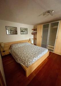 ein Schlafzimmer mit einem Bett in einem Zimmer in der Unterkunft Maison Merlot in Aosta
