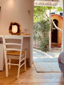 una scrivania in una stanza con una sedia e un tavolo di Casa Lucia a Sorrento